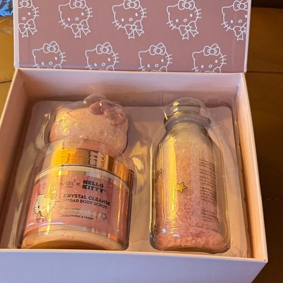 Crème Shop x Hello Kitty Lovely Luxury Set-NIB LIMITED EDITION - Picture 3 of 7